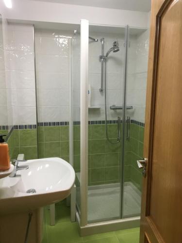 Ένα μπάνιο στο Apartamentos Carola
