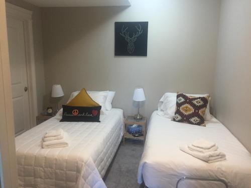 a room with two beds with towels on them at Misty Ridge Retreat B&B in Foothills