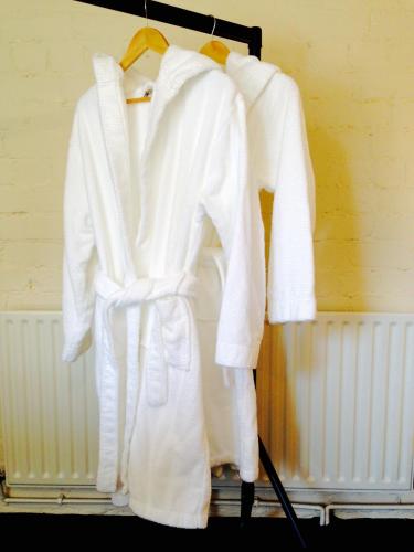 アシュボーンにあるNightingale’s Loftの白い衣が掛けられている