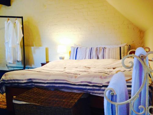 アシュボーンにあるNightingale’s Loftのベッドルーム1室(青と白の毛布付きのベッド1台付)