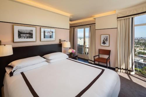Säng eller sängar i ett rum på Sunset Tower Hotel