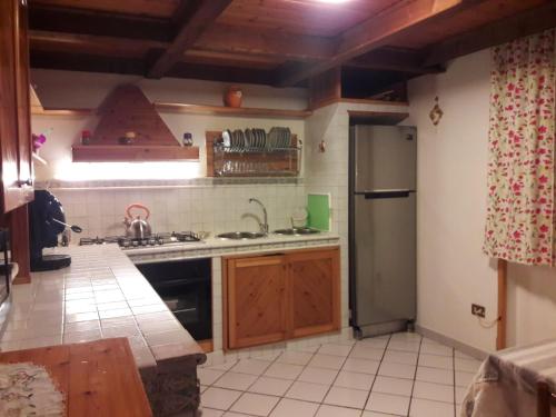 een keuken met een wastafel en een koelkast bij Casa de Spuches in Palermo