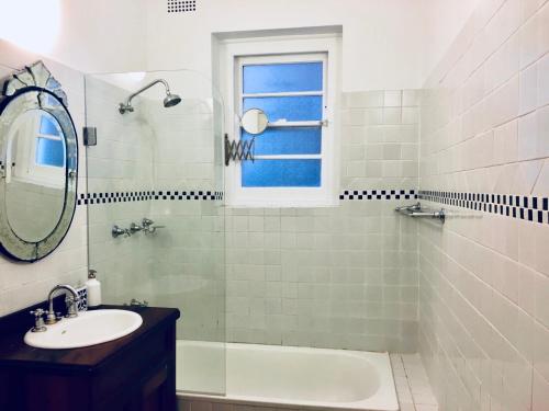 Ένα μπάνιο στο Double Bay Harbour-front apartment with stunning views