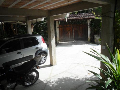 a car parked in front of a garage with a gate at Casa da Marinda in Visconde De Maua