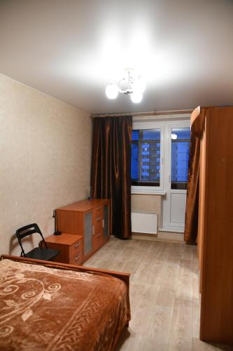 モスクワにあるApartment on Znamenskiye Sadki 3のベッドルーム1室(ベッド1台、ドレッサー、窓付)