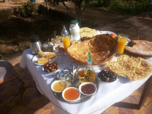 
Options de petit-déjeuner proposées aux clients de l'établissement Bassatine Skoura

