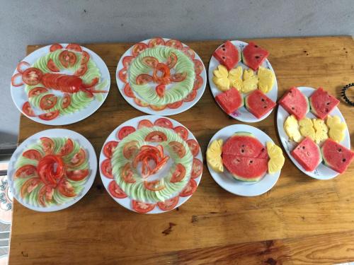 een groep borden met voedsel op een houten tafel bij Tam Coc Vinh Thinh Homestay in Ninh Binh
