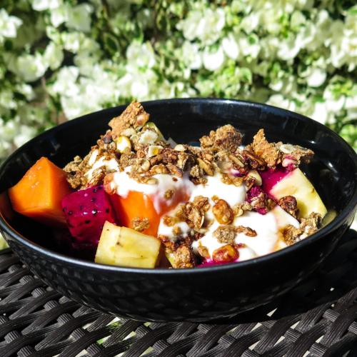 een schaal met noten en fruit op een tafel bij Blue Marine Resort in Gili Air