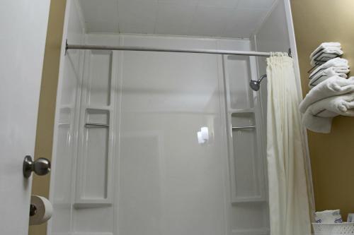 Bilik mandi di Travellers Inn