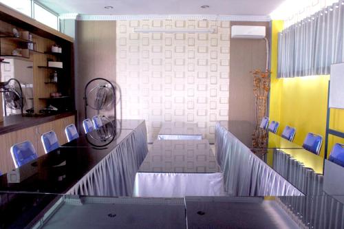 a bathroom with two beds and a tub in a room at Pondok Green Adhyaksa Syariah in Makassar