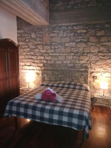 a bedroom with a bed with a red purse on it at Agriturismo TERRANERA in Scansano
