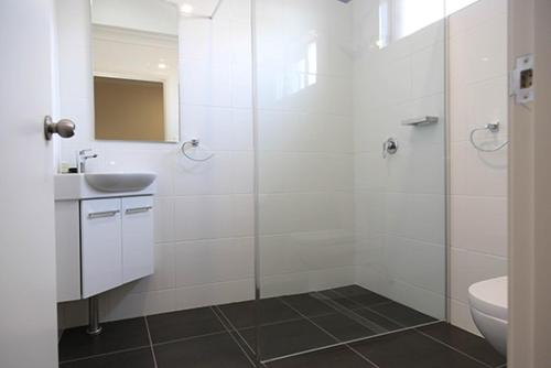 a bathroom with a shower and a sink and a toilet at Exies Bagtown in Griffith