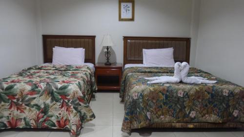 En eller flere senge i et værelse på S & C Hotel Suites & Apartment
