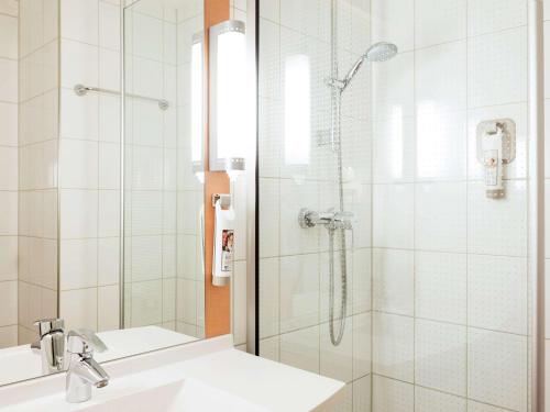 a bathroom with a shower and a sink at ibis Rotterdam Vlaardingen in Vlaardingen