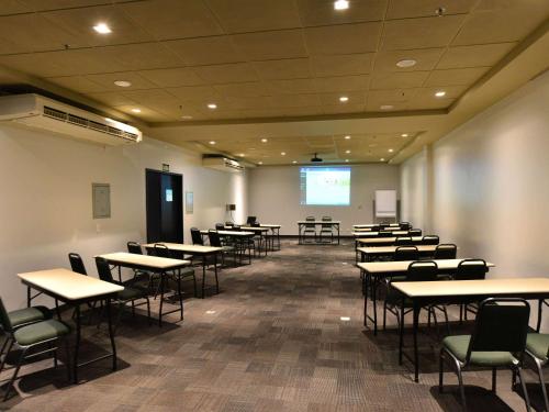 ibis Caxias do Sulにあるビジネスエリアまたは会議室
