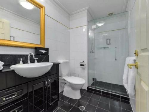 Un baño con inodoro, lavabo y ducha. en S&P Apartments - Central Station, en Brisbane