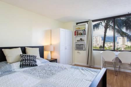 A bed or beds in a room at Hawaiian Monarch Upgraded Modern Studio