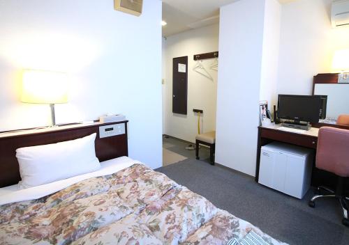 Postel nebo postele na pokoji v ubytování Royal Inn Shinyamaguchi Ekimae