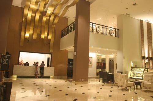 un vestíbulo de una tienda con gente de pie en ella en Grand Asia Hotel Jakarta, en Yakarta