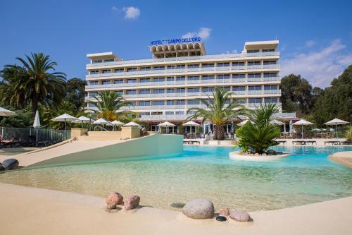 un hôtel avec une piscine et un complexe dans l'établissement Hôtel Campo Dell'oro, à Ajaccio