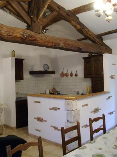 une cuisine avec des armoires blanches et un comptoir dans l'établissement la Platière, à Yves