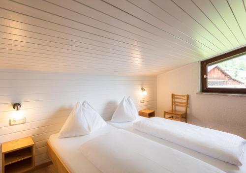 Un pat sau paturi într-o cameră la Appartementhaus Egga