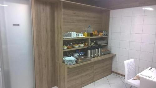 eine Küche mit einem Regal mit Essen drauf in der Unterkunft Apartman National in Zagreb