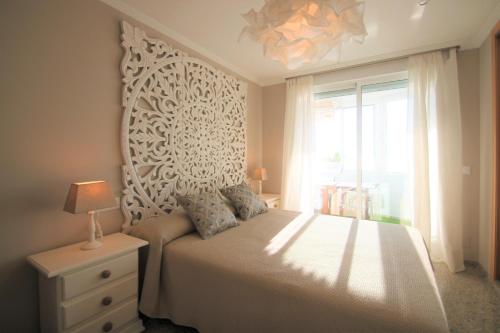 1 dormitorio con 1 cama y ventana grande en LOTELITO Escucha y disfruta del mar en 1º Línea San Juan Playa, en Alicante