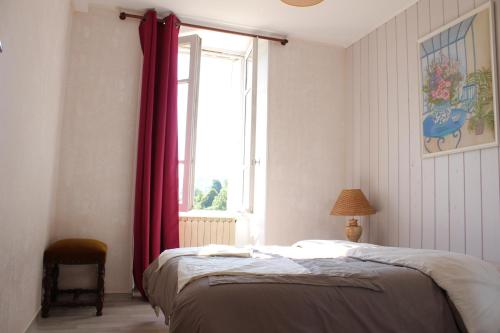 エスパリオンにあるDouceur en Campagneのベッドルーム(ベッド1台、窓付)