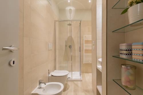 uma casa de banho com um chuveiro, um WC e um lavatório. em Casa Colibrì nel cuore della città antica em Verona