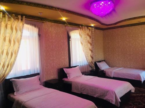 Łóżko lub łóżka w pokoju w obiekcie Hotel Shahram Plus Sh