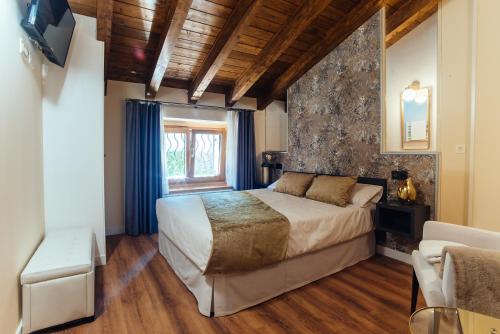 a bedroom with a large bed and a window at Hotel Rural Pinares de Soria in Molinos de Duero