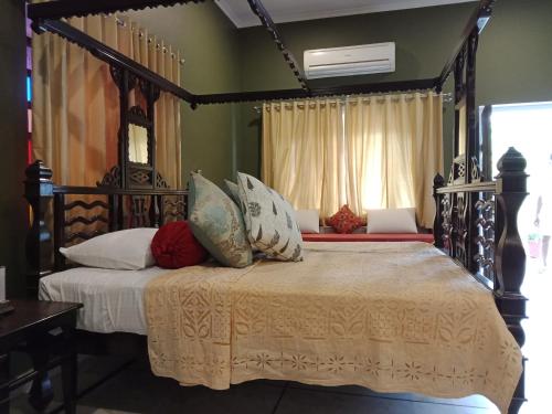 1 dormitorio con 1 cama grande con marco de madera en Achrol Bagh, en Ani