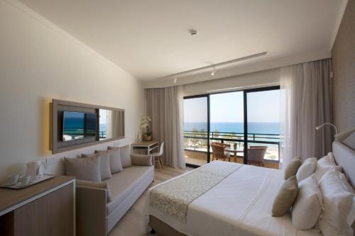 Кровать или кровати в номере Venus Beach Hotel
