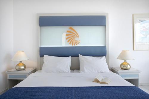 Cama ou camas em um quarto em Sunshine Crete Beach