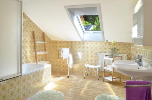 y baño con lavabo y bañera. en Landhaus Lederer, en Bischofsgrün