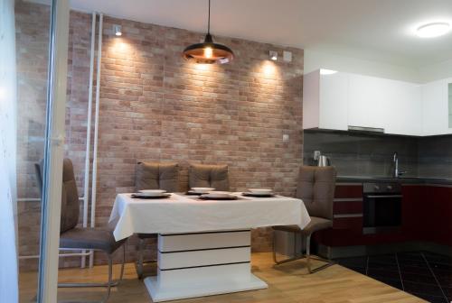 une table dans une cuisine avec un chiffon de table blanc dans l'établissement Apartment Mia -V, à Zagreb