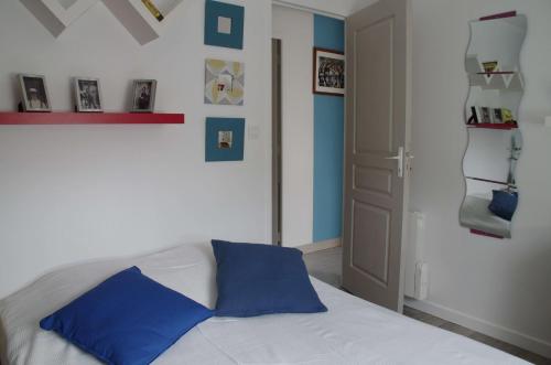 a bedroom with blue and white walls and a bed at La Parquerie in Orval