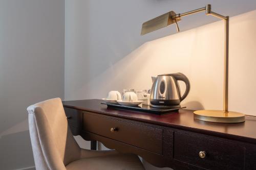 a desk with a tea kettle and a lamp on it at Luna Hotel Turismo in Abrantes