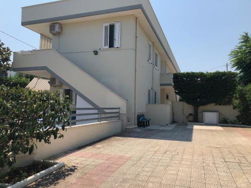 un bâtiment avec un escalier sur son côté dans l'établissement Brezza di Mare, à Torre Canne