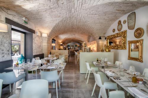 En restaurant eller et andet spisested på Le Mas du Terme