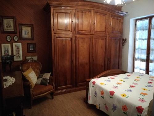 a bedroom with a large wooden cabinet and a bed at Il Giardino Nascosto in Codiponte
