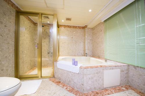 A bathroom at European Castle歐堡商務汽車旅館有限公司