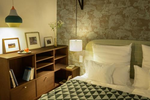a bedroom with a bed and a lamp at Das kleine Grindel in Hamburg