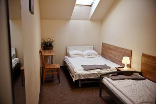 Katil atau katil-katil dalam bilik di KOLUMNY 217- tanie noclegi pracownicze, parking bezpłatny