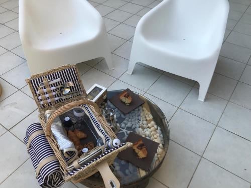 Una mesa y dos sillas y un tazón de comida. en Dimora nel Benessere, en Monopoli