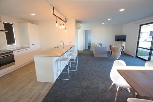 Η κουζίνα ή μικρή κουζίνα στο 4 - Charming Space, Just a Stone Throw from Central Wanaka