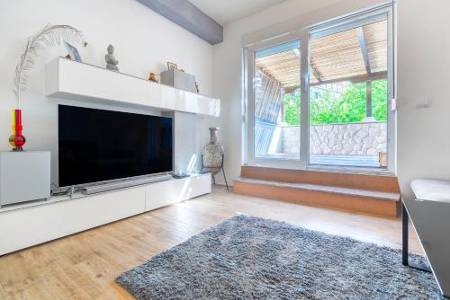 Alena apartment with jacuzzi