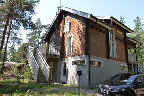 ein Haus mit einem davor geparkt in der Unterkunft Mäntykallio in Lovisa