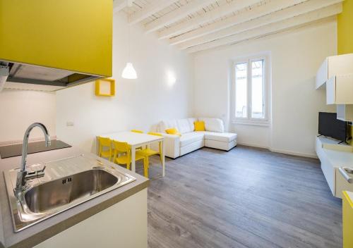 cocina y sala de estar con fregadero y sofá en Central Station Apartment, en Milán